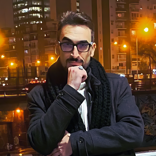 Conoce a Fran J. Tapia Lobo, fundador de Libros Con Atenea. Acompaña a autores en el camino editorial con un enfoque humano, creativo y profesional.