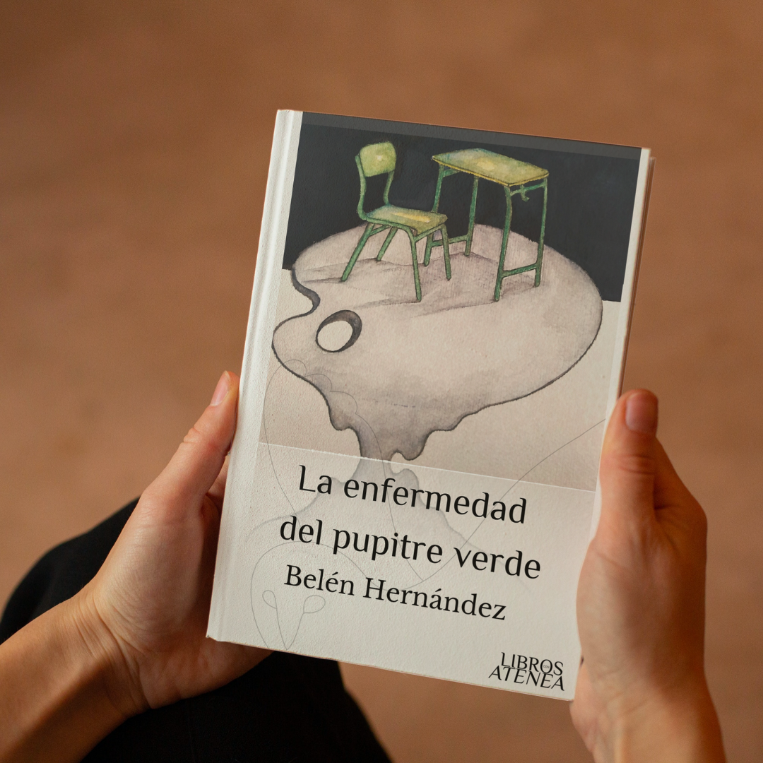 La enfermedad del pupitre verde es: «… un libro escrito en voz baja, en la oscuridad de la noche y en la intimidad de la soledad de una mente con su mente»— en palabras de Belén Hernández y añade: «… esta historia nace de la necesidad de tratar de poner un poquito de orden en un rincón de la vida de su autora».